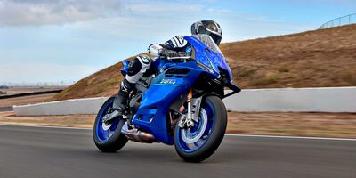 58.8萬！台灣YAMAHA「新年式YZF-R9旗艦跑車」導入　雙配色更帥了