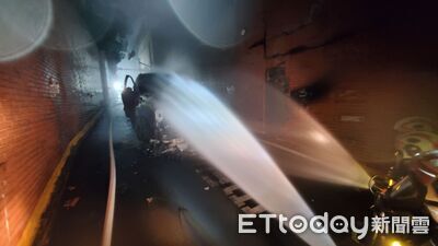 台中深夜火燒車！酒駕男肇逃「拖機車爆炸」　民眾圍堵制伏