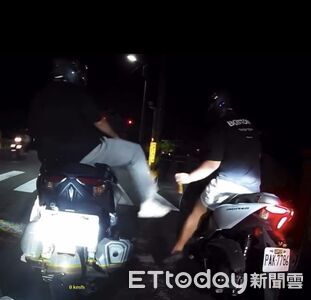 等紅燈「拔鑰匙踹機車」惡整同伴　屏東內埔2騎士這下慘了