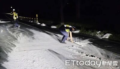 台9線麵粉噴滿地「慘變純白溜冰場」誇張畫面曝　肇事貨車跑了