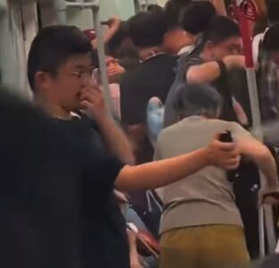 車廂狂噴辣椒水　陸男遭乘客圍毆打趴