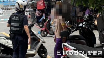 基隆婦迷路神情慌張蹲路邊！　警耐心安撫護送返家