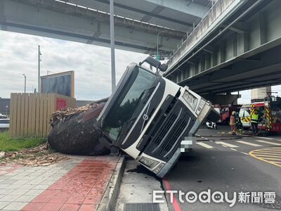 貨車轉彎「被離心力KO」翻覆!驚險畫面曝 33噸廢棄物倒滿地