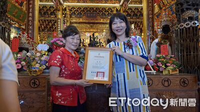 南管藝師黃美美獲認定文資保存者　文化局長黃雅玲親頒證書肯定傳承