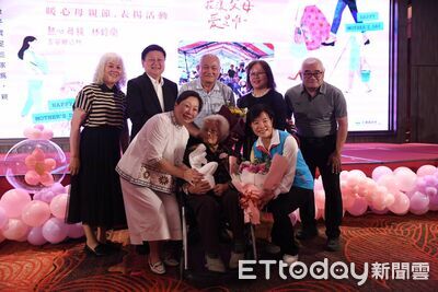 花漾母親愛是唯一！花蓮表揚50名暖心母親　頒「母愛盈家」獎座