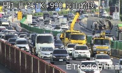 快訊／國1北向岡山段3車追撞！占用內車道　後方紫爆回堵5公里