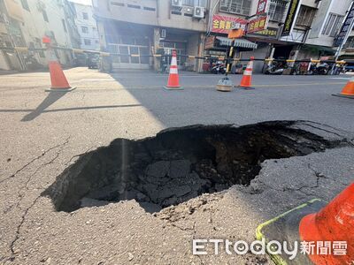 太平大吊車輾出2米天坑！恐怖畫面曝　里長緊急擺三角錐