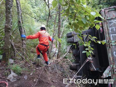 大鹿林道傳意外！工程車翻落50米山崖　1人受困3小時獲救命危