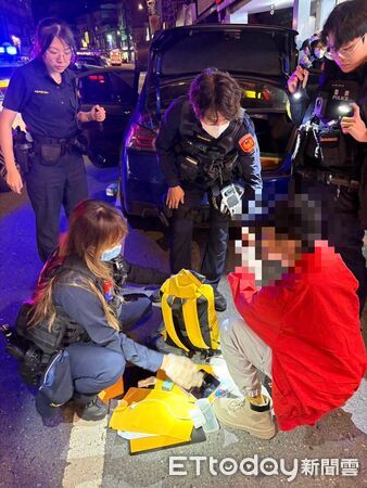 ▲▼             碧潭水舞活動旁發生黑吃黑案件，1名男子被強押上車帶走。（圖／記者陸運陞翻攝，下同）