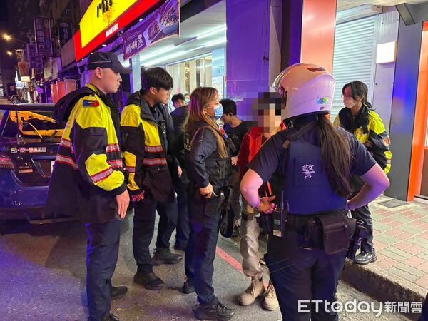 ▲▼             碧潭水舞活動旁發生黑吃黑案件，1名男子被強押上車帶走。（圖／記者陸運陞翻攝，下同）