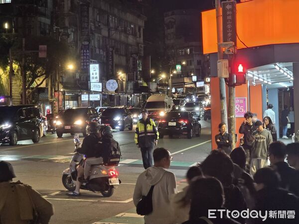▲▼             碧潭水舞活動旁發生黑吃黑案件，1名男子被強押上車帶走。（圖／記者陸運陞翻攝，下同）
