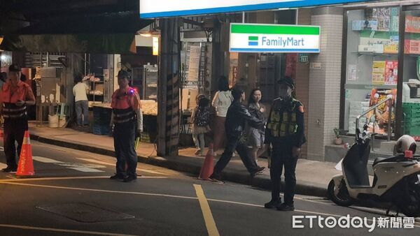 ▲▼             碧潭水舞活動旁發生黑吃黑案件，1名男子被強押上車帶走。（圖／記者陸運陞翻攝，下同）