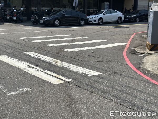 ▲龍男車輛與被撞的機車都被燒得面目全非。（圖／記者許權毅翻攝）