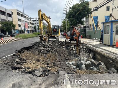 200mm自來水管線破裂 龍井沙田路大面積塌陷!緊急開挖修復