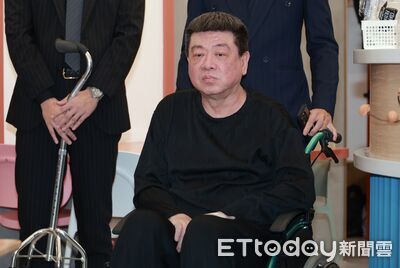 孫德榮中風請假出院！強撐病體「坐輪椅」首現身　兒子全程陪伴在側