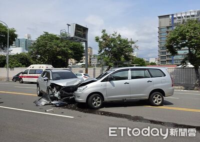 快訊／台中2車對撞車頭爛毀7人傷　孕婦、女童都送醫