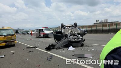 國4后豐段連環撞！轎車追撞3車翻覆　2人受傷送醫