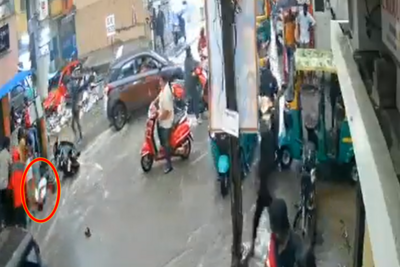 奪命瞬間曝！男大雨中牽車「誤觸電線」　當場倒地身亡