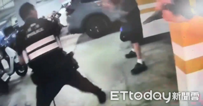 台南狂男持斧搶救護車!勇警「停車場對峙」畫面曝:武器放下
