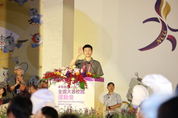 ▲中央大學競技體操選手邱敏翰率領聖火隊員點燃聖火，象徵賽會開始、運動部李洋部長向進場運動員致意、中大紅襪棒球隊演唱國歌、中央大學軟網選手李禾丰代表運動員宣誓。（圖／運動部提供）