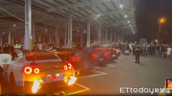 ▲國道3號南投服務區又出現超跑深夜車聚亂象。（圖／Threads網友xie9069提供，下同）