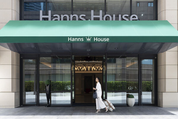 ▲瀚寓酒店雙榮耀米其林飯店指南、金環獎雙肯定，官網限定訂房優惠3折起,瀚寓酒店每房都配置大桌面大理石工作桌，讓住客就像在家中書房內寫意辦公。（圖／業者提供）