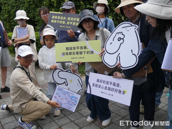 ▲民團舉辦散步節活動，帶領民眾走讀安平街區檢視交通環境。（記者林東良翻攝，下同）
