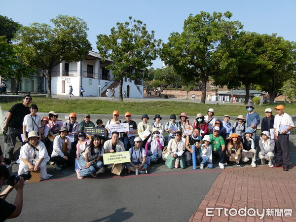 ▲民團舉辦散步節活動，帶領民眾走讀安平街區檢視交通環境。（記者林東良翻攝，下同）