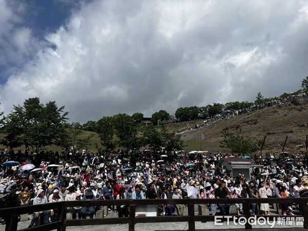 ▲合歡杜鵑盛開及全新綿羊秀場清境人潮破萬，農場和警方籲多利用大眾運輸，母親節療癒行程接力登場。（圖／清境農場提供）