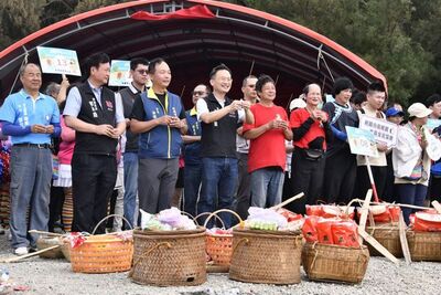 新屋石滬媽祖祭海」儀式 蘇俊賓挑福擔巧遇作家劉克襄