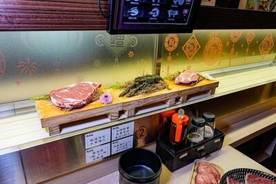 桃園火烤兩吃「軌道送餐」直送桌邊！