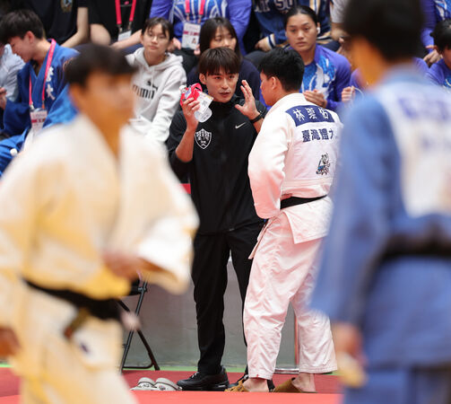 ▲楊勇緯在場邊指導席，耐心提醒選手細節。（圖／全大運辦公室提供）