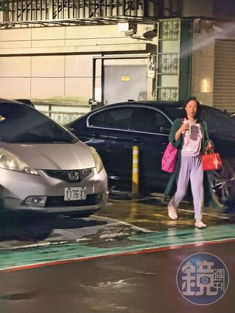 4/25 18：45返家沒多久，王俐人又換上瑜伽服外出。