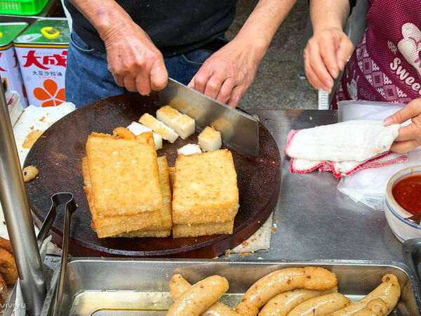 ▲▼板橋黃石市場蘿蔔糕糯米腸。（圖／VIVIYU小世界授權提供）