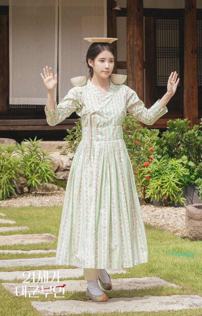 《21世紀大君夫人》IU都穿了什麼？財閥千金華麗套裝連發、手上的GUCCI包竟藏角色寓意