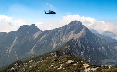 精準降落高山運補　黑鷹助玉山氣象站正常維運