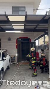 骨折無法逃！虎尾住宅火警「女倒臥1樓受困」　全身60%燒燙傷送醫