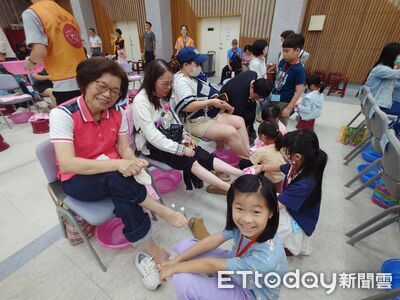母親節將屆...靈巖山寺邀200餘對親子孝親沐足　新住民親子手作傳愛