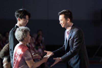 踢館收割？鄭朝方頒模範媽媽　徐欣瑩「自製獎狀」到場堵人頒獎