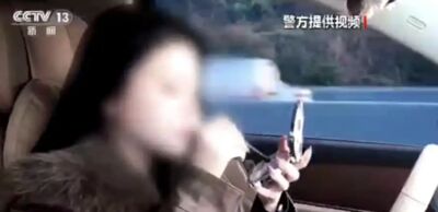 陸女子開「自動駕駛」化妝吃東西　遭檢舉稱「我覺得它開得比我好」