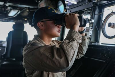 美軍2驅逐艦通過荷莫茲！　阿帕契直升機空中支援