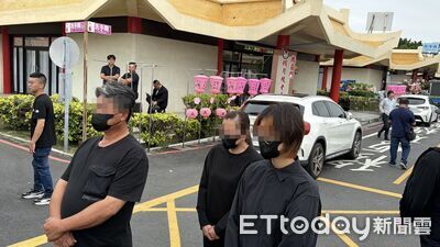 快訊／女大生一身黑「現身女警告別式」！親友怒喊：不跪不准進靈堂