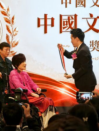 ▲曹金鈴(左二)與凌峰(左起)、周遊、李朝永合照留念。（圖／曹金鈴提供）