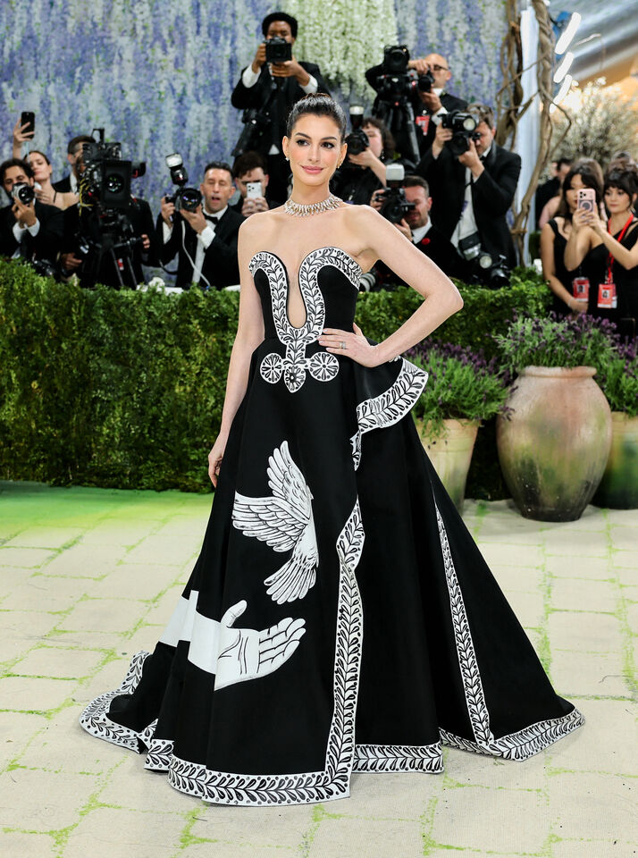 Met Gala,安海瑟薇,瑪格羅比,海莉比伯,Michael Kors,CHANEL,YSL,時尚。（圖／路透）