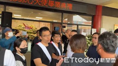 快訊／鄭詠心兄弟伸手阻止！女大生欲入靈堂遭拒　鞠躬沉默站門口