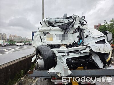 國1特斯拉自撞等救援 遭聯結車追撞車尾全爛!駕駛站旁邊擦挫傷