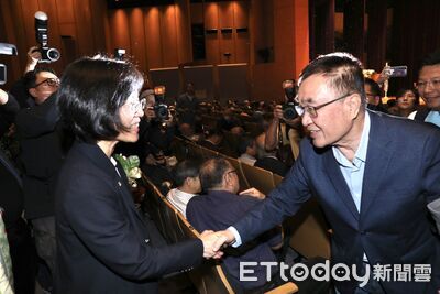 建築師公會同場遇李四川握手致意　蘇巧慧：給彼此加油祝福