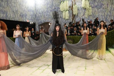 瑪丹娜把80年前超現實名畫搬上Met Gala　《烈愛對決》CP辣翻紅毯