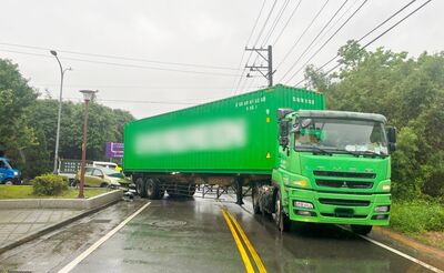 驚險畫面！貨櫃車轉彎「內輪差」輾壓　小客車淪夾心慘遭擠爆