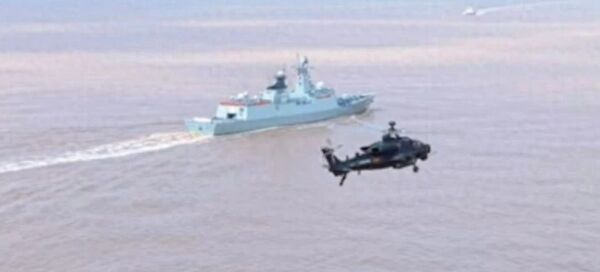 ▲▼中國官方曝光在054A導彈護衛艦一旁伴飛的直-10B武裝直升機。（圖／翻攝自大陸網站）